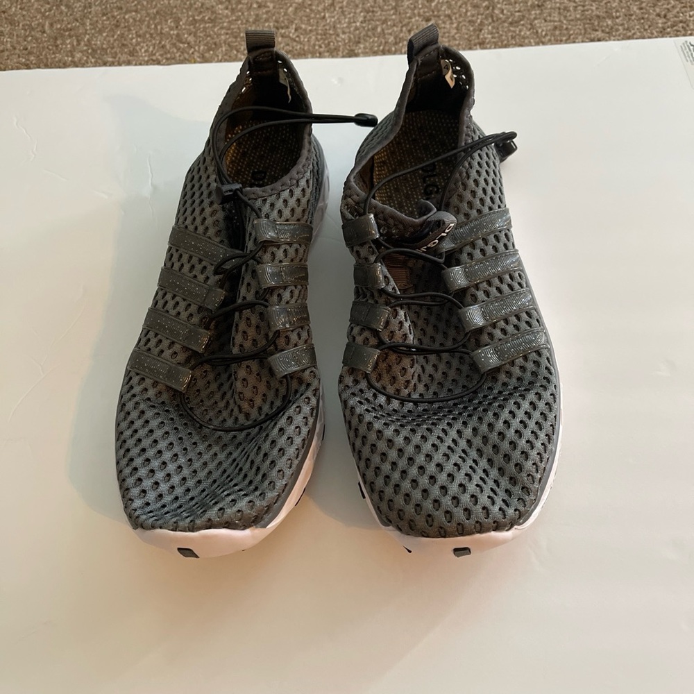 DLGPA Lightweight shoes Size 44 (10.5) Preowned no box